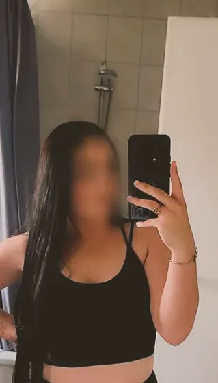 Büsra, 28