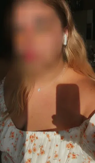 Daniela, 27