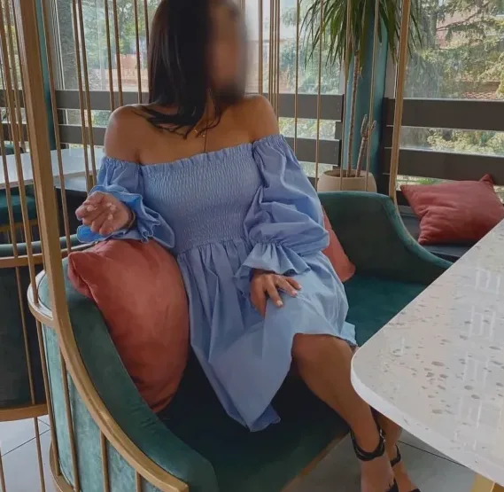 Manuela, 33