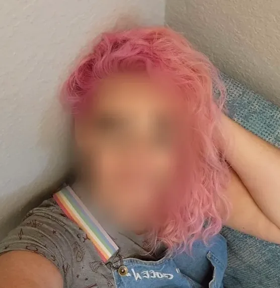 Neele, 28