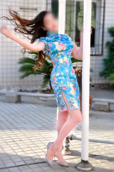 Sarah, 32